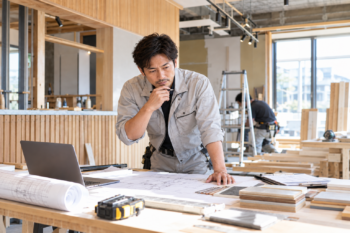 内装工事の現場で図面を確認する事業者